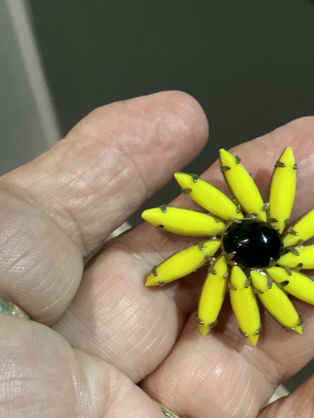WEISS VINTAGE RARE RARE FLOWER EARRINGS. DAISY 🌼 STYLE MOMS COLLECTION - Picture 2 of 9